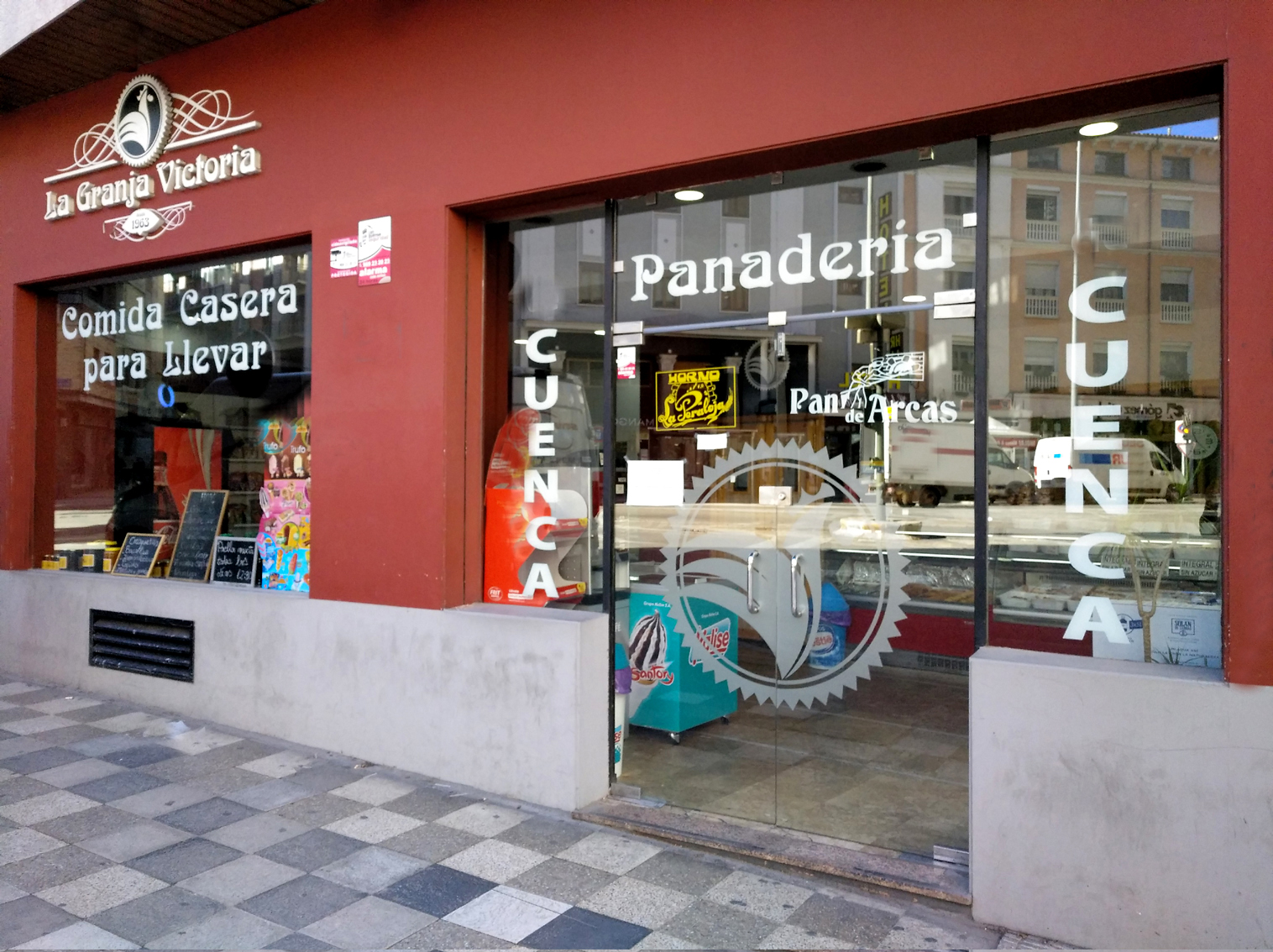 fachada tienda La Granja Victoria en Cuenca